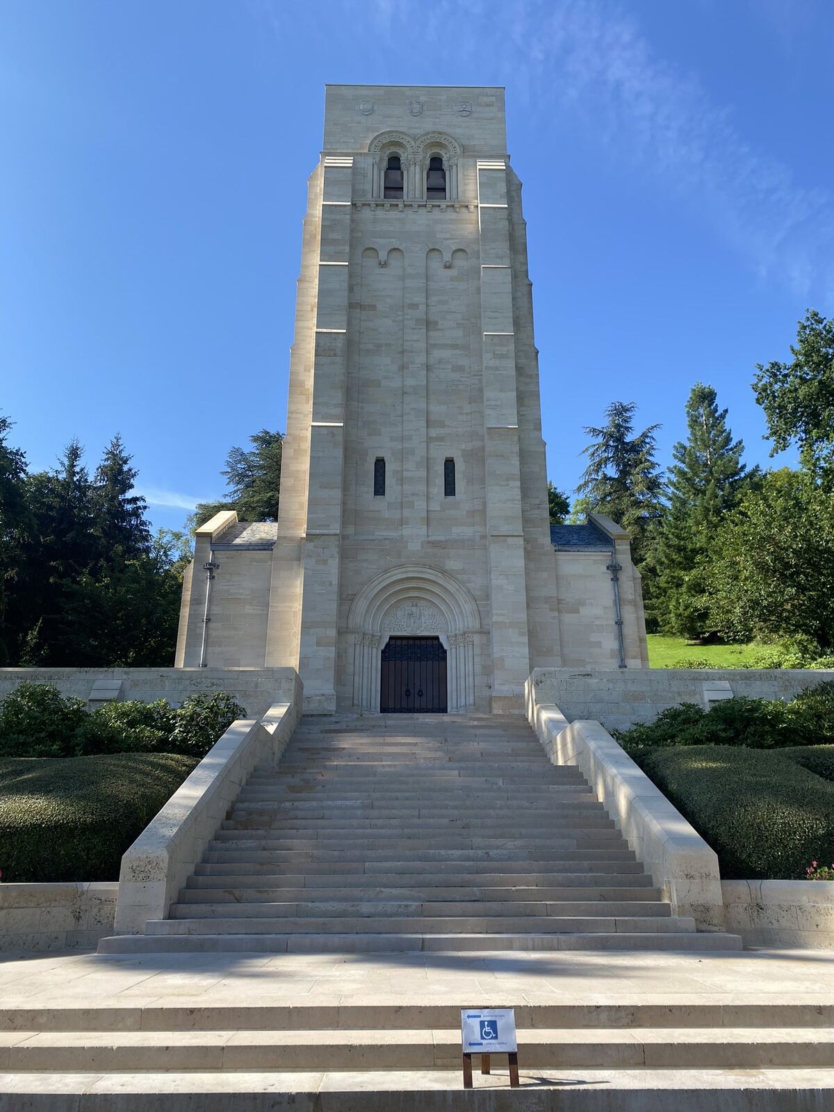 Édifice patrimonial entouré de verdure